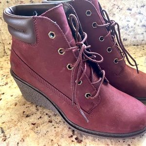 Women’s size 6.5 maroon Timberland wedge hiking boots